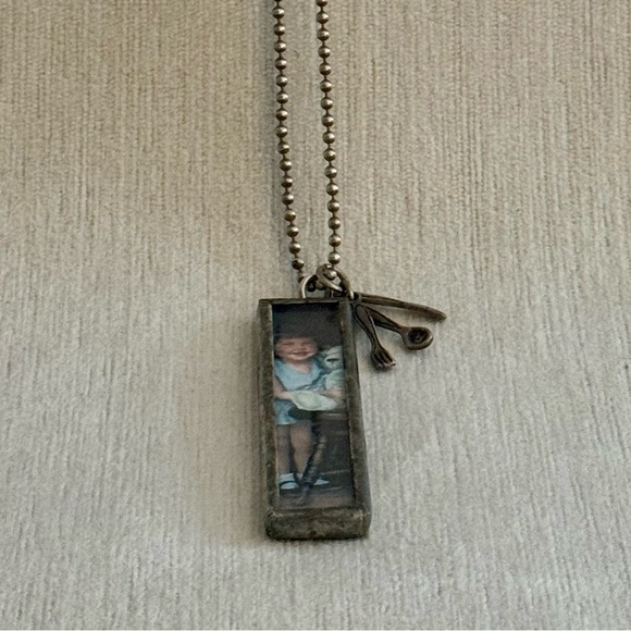 Vintage inspired long silver photo pendant. - Picture 2 of 10